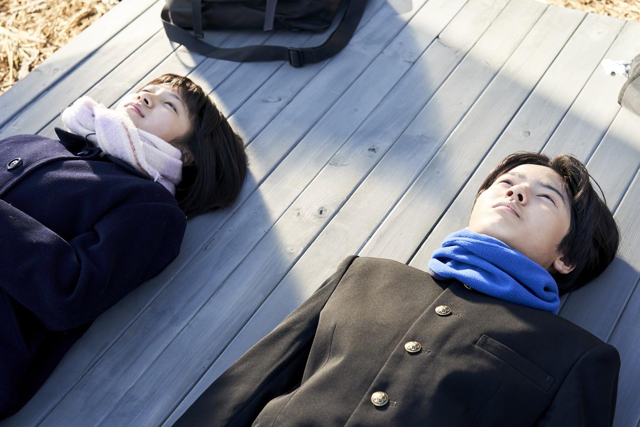 映画「滑走路」で天野（木下渓＝左）と委員長（寄川歌太）は並んで寝ころんで空を見る
