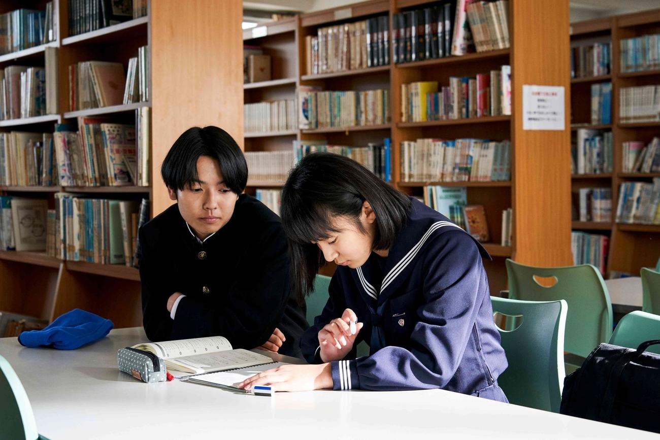 映画「滑走路」で委員長（寄川歌太＝左）に勉強を教えてもらう天野（木下渓）