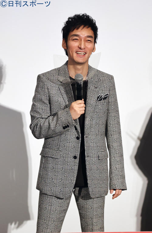映画「ミッドナイトスワン」御礼舞台あいさつを行った主演の草なぎ剛(撮影・野上伸悟)