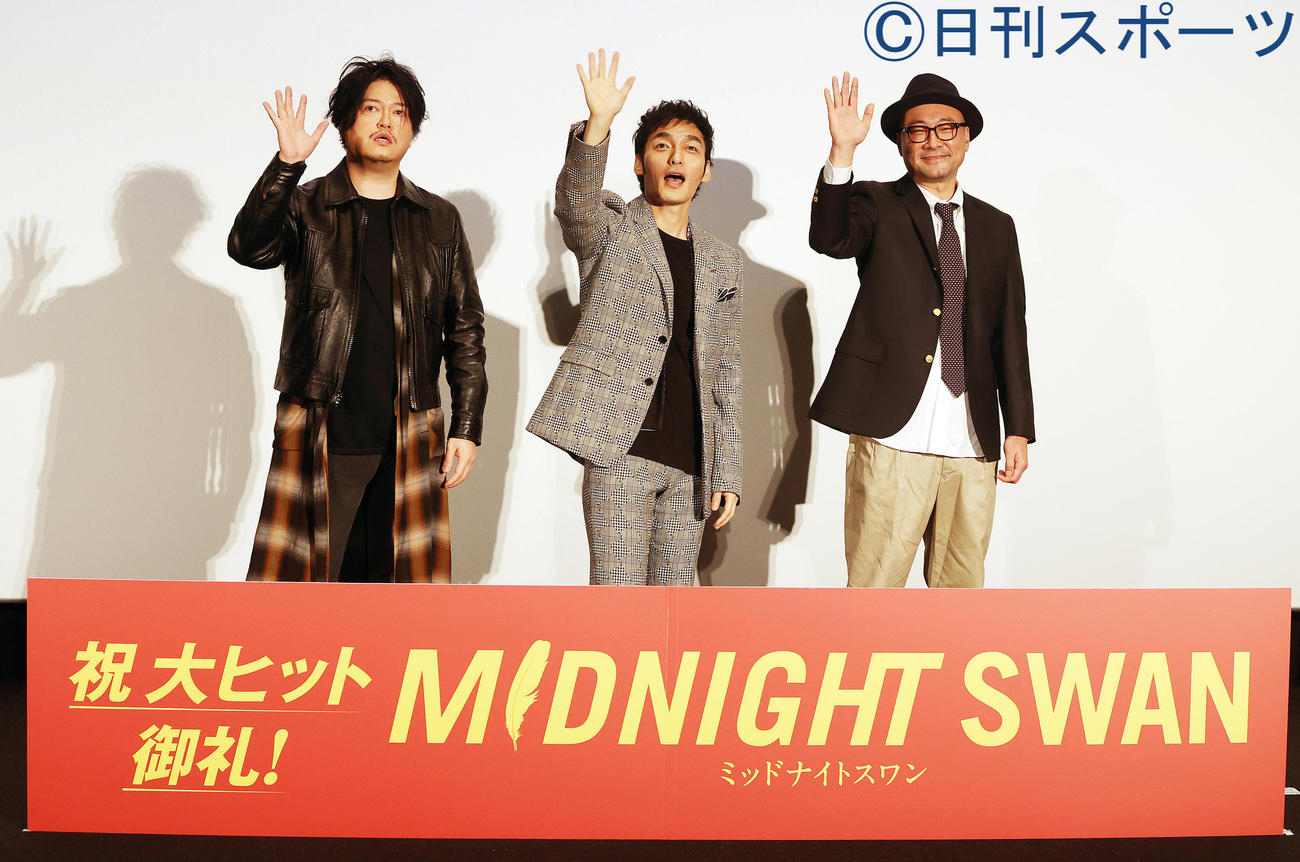 映画「ミッドナイトスワン」御礼舞台あいさつを行った左から音楽担当の渋谷慶一郎氏、主演の草なぎ剛、内田英治監督（撮影・野上伸悟）