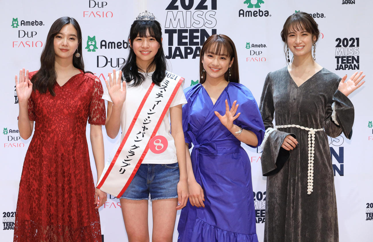 ミス・ティーン・ジャパン・ファイナル審査を終えた左から新川優愛、グランプリ鈴木爽さん、平祐奈、トラウデン直美（撮影・中島郁夫）