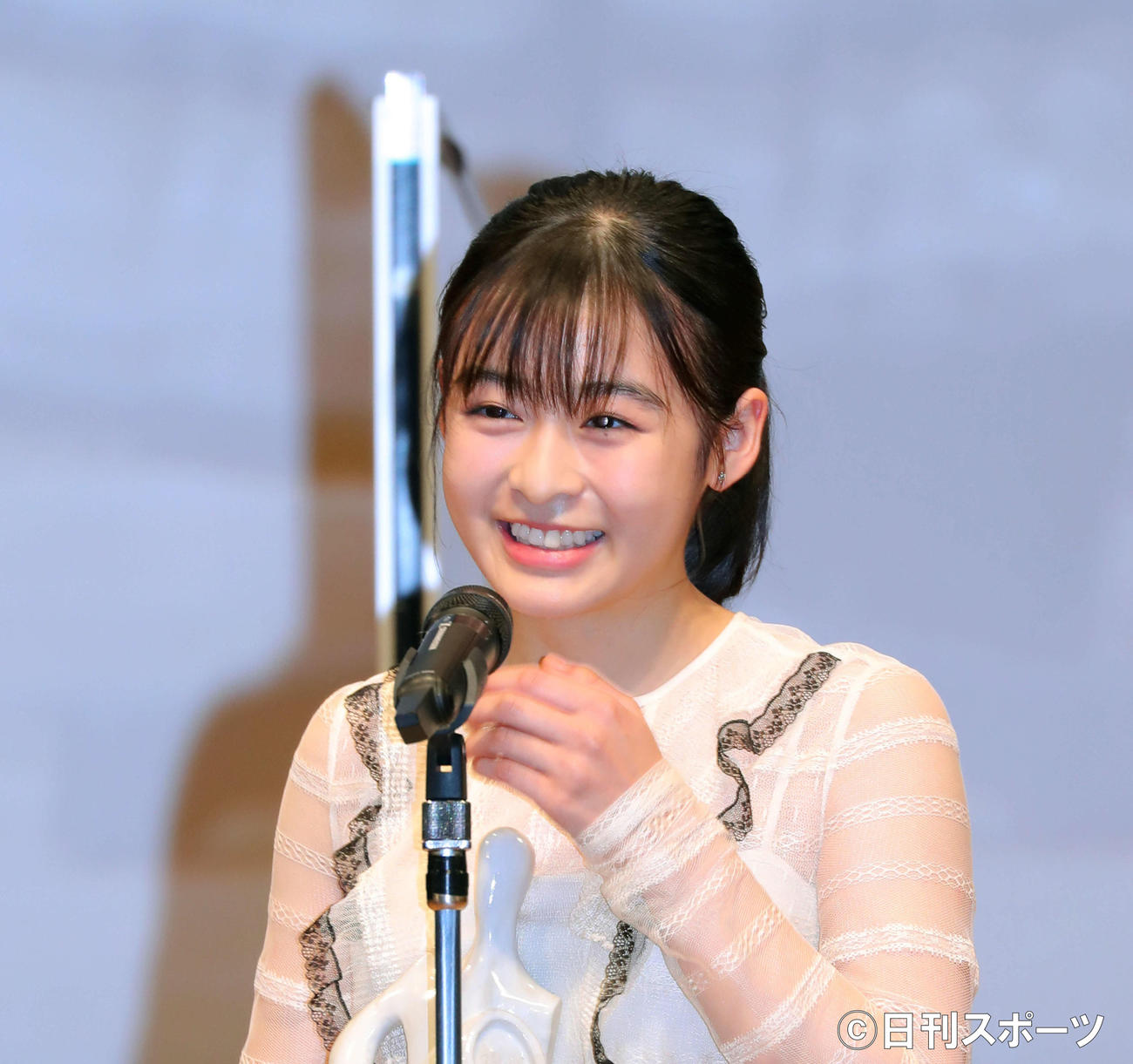 最優秀新進女優賞を受賞し、笑顔でスピーチする森七菜（撮影・河田真司）