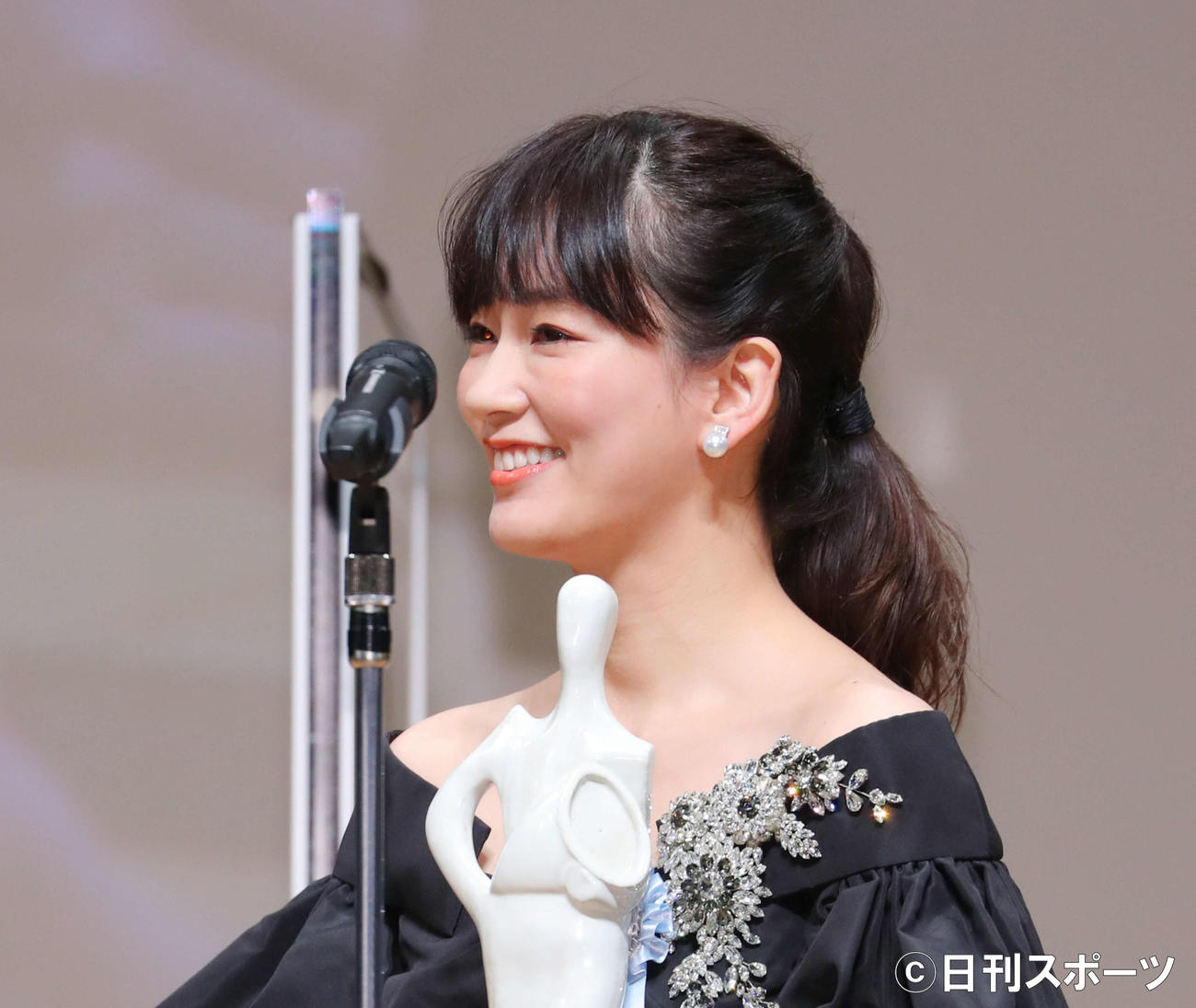 最優秀女優賞を受賞し、スピーチで笑顔を見せる水川あさみ（撮影・河田真司）