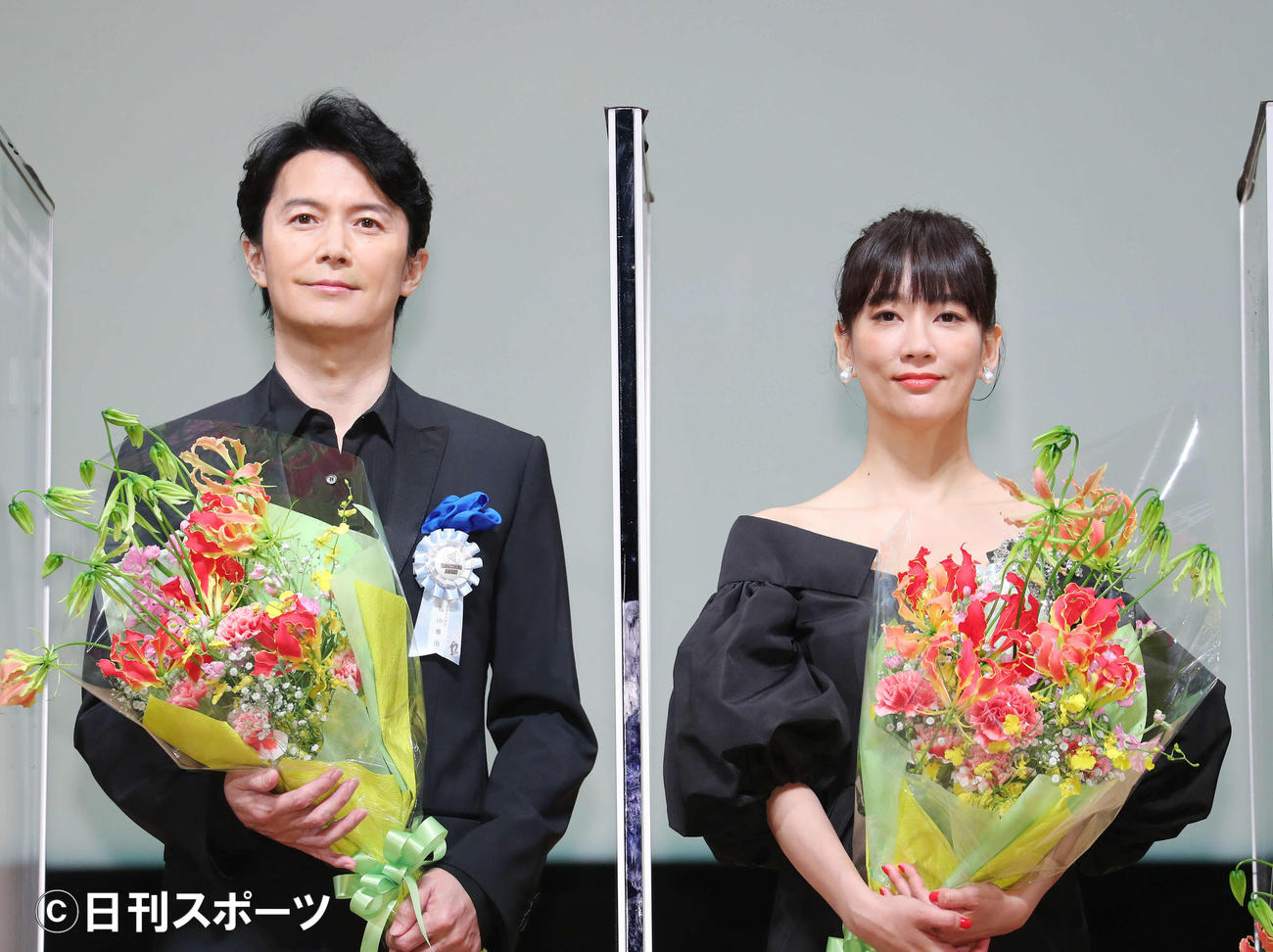 授賞式を終えフォトセッションに臨む、最優秀男優賞受賞の福山雅治（左）と最優秀女優賞受賞の水川あさみ（撮影・河田真司）