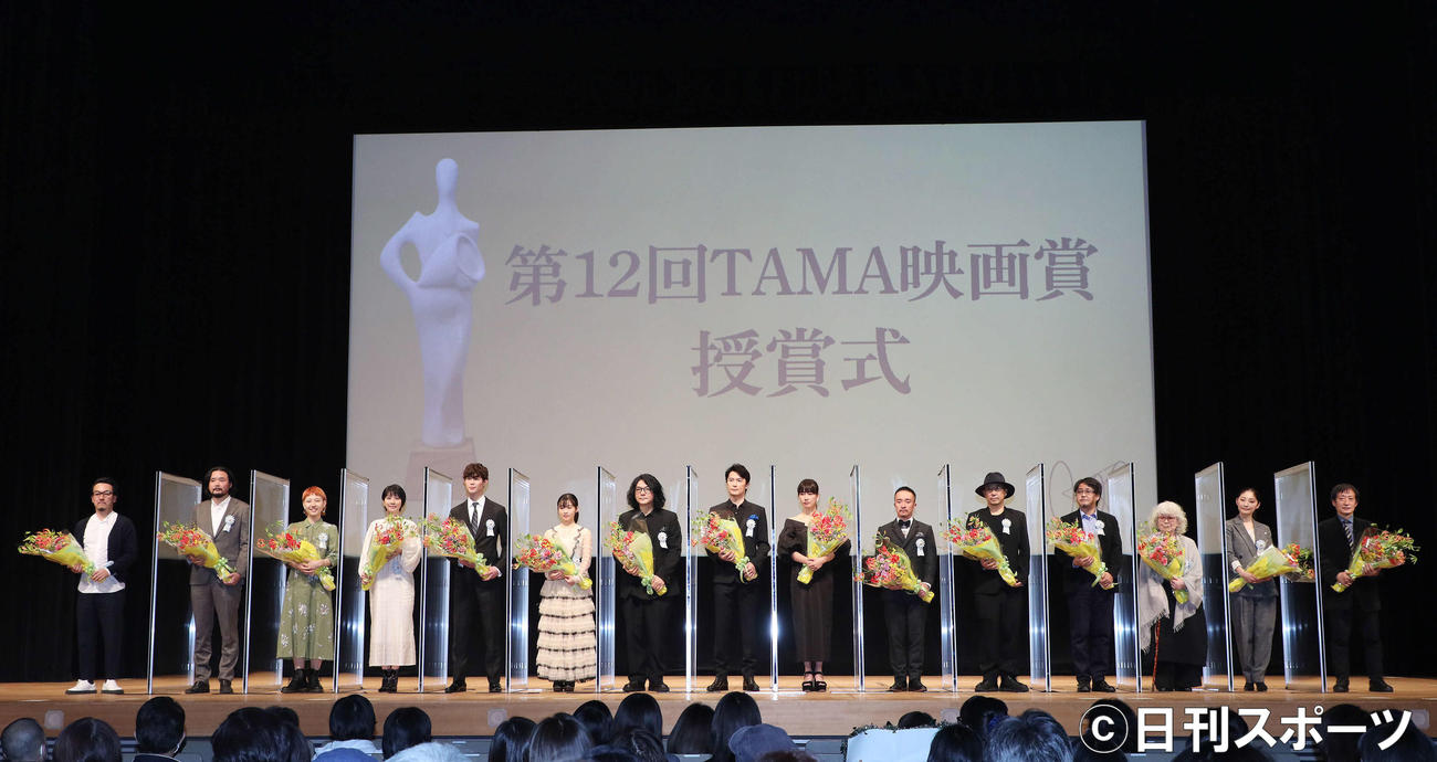 フォトセッションで写真に納まる、左から山口プロデューサー代理、岩井沢健治監督、ふくだももこ監督、松本穂香、宮沢氷魚、森七菜、岩井俊二監督、福山雅治、水川あさみ、浜田岳、大森立嗣監督、城定秀夫監督、大林恭子プロデユューサー、常盤貴子、奥山和由プロデューサー（撮影・河田真司）