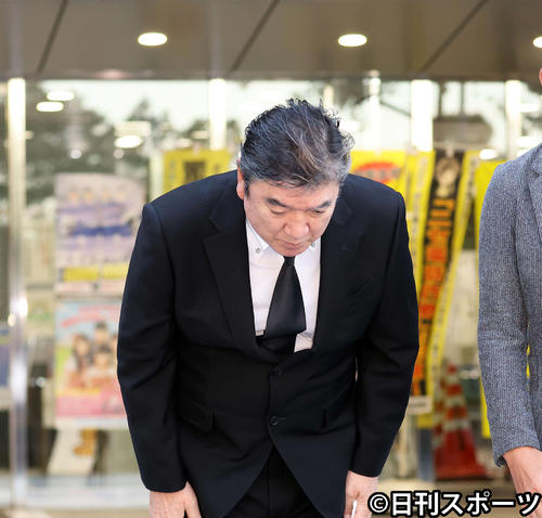 釈放され謝罪する小金沢昇司(撮影・鈴木正人)