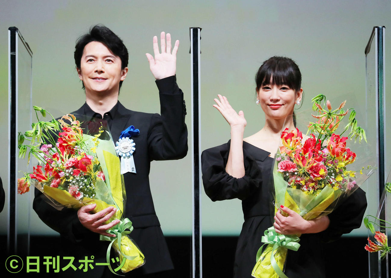 最優秀男優賞の福山雅治（左）と最優秀女優賞の水川あさみ（撮影・河田真司）