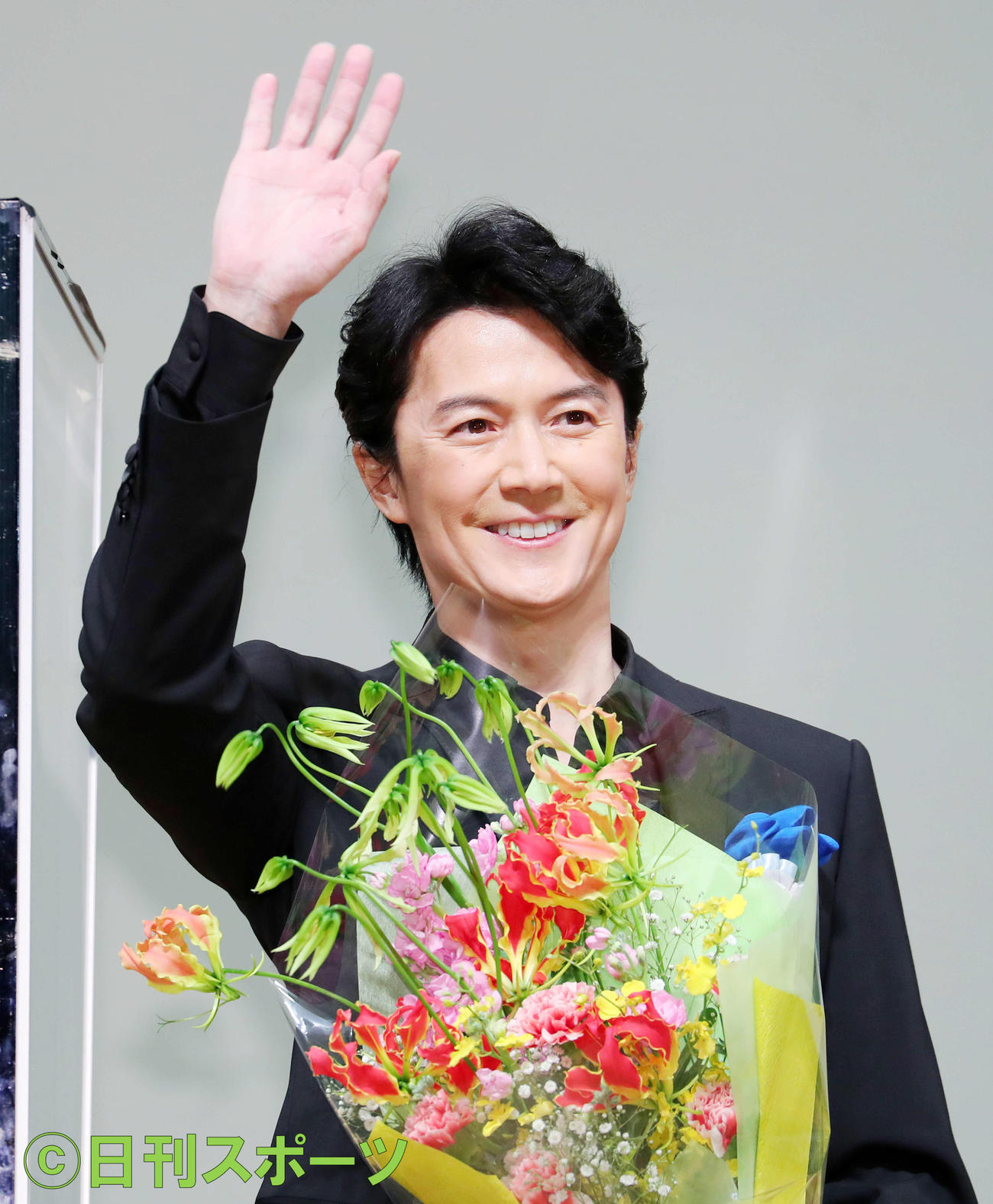 観客に笑顔で手を振る最優秀男優賞を受賞した福山雅治（撮影・河田真司）