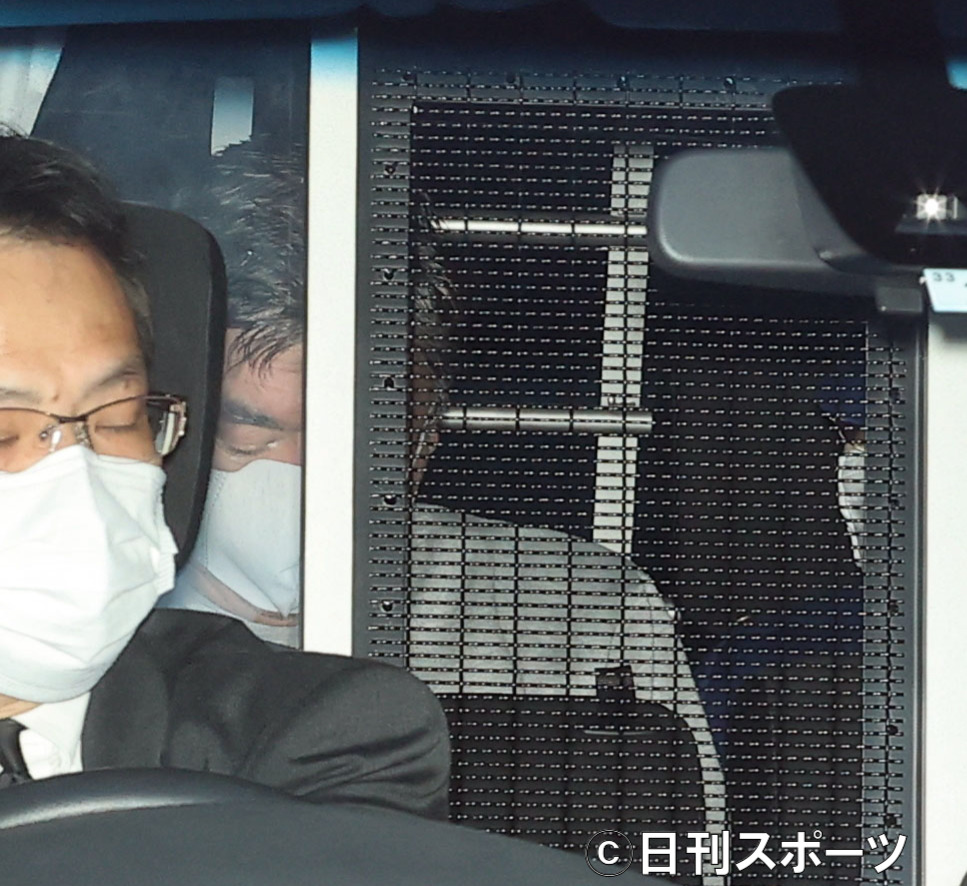 うつむきながら送検される小金沢昇司容疑者（撮影・垰建太）