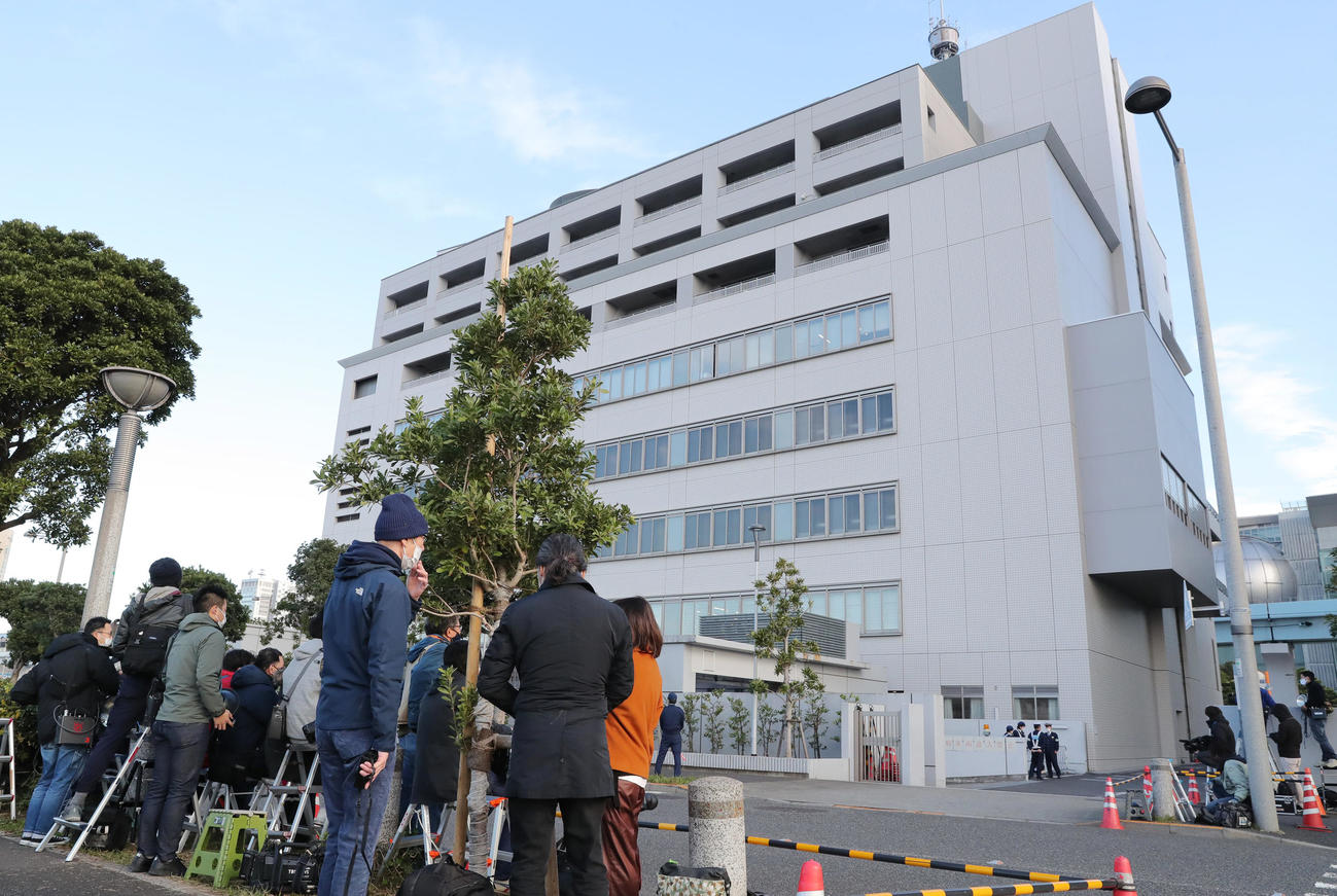 湾岸暑前に集まった報道陣（撮影・垰建太）