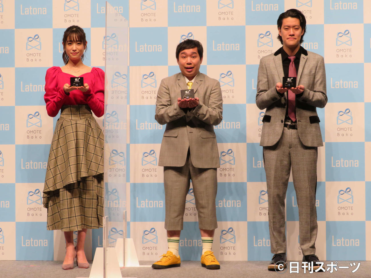 ラトナ　新サービス「OMOTE－Bako」（おもてばこ）記念イベントに出席した左から高橋ひかる、せいや、粗品（撮影・三須佳夏）