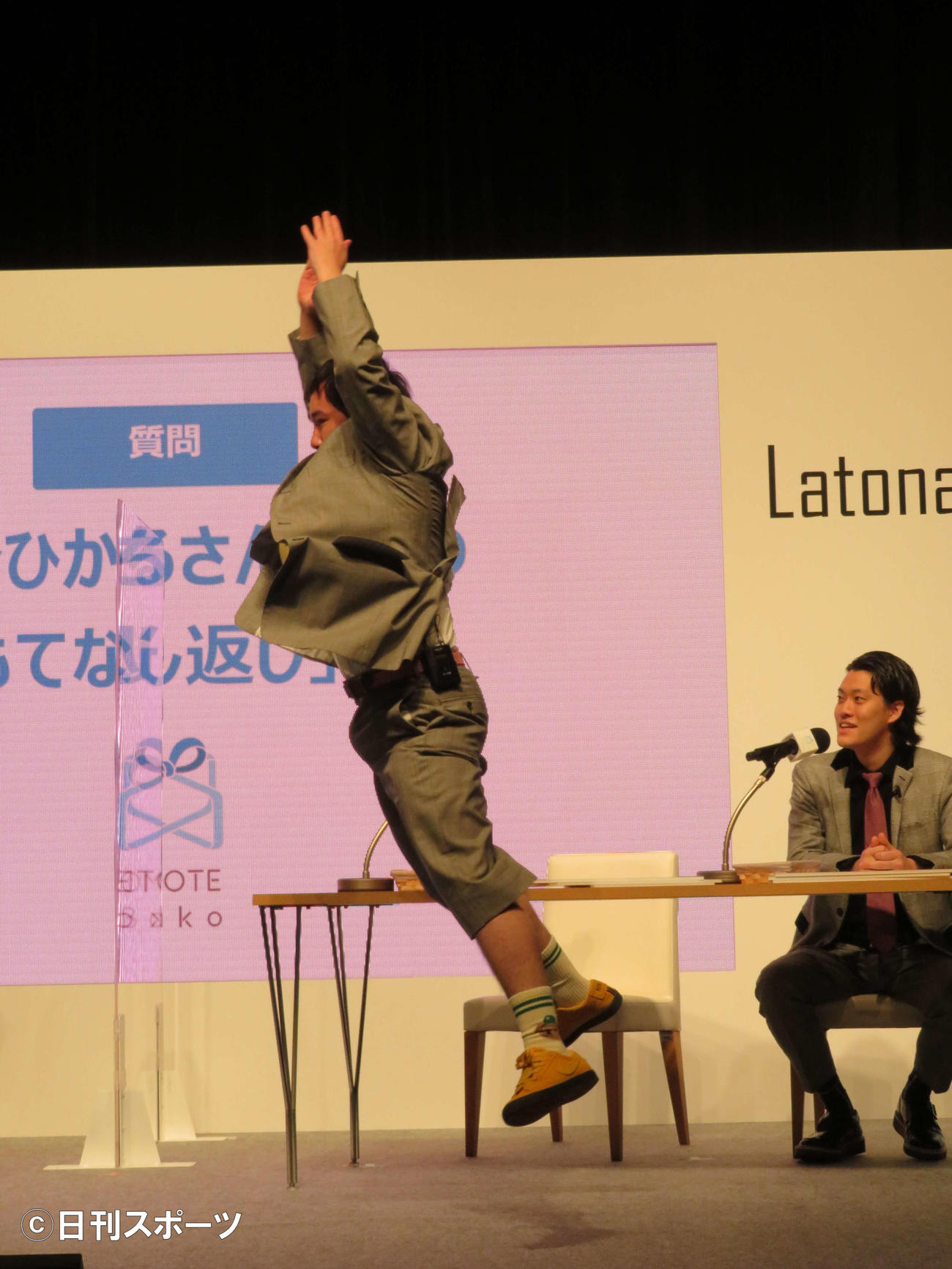 ラトナ　新サービス「OMOTE－Bako」（おもてばこ）記念イベントに出席し肋軟骨骨折していながら「バービージャンプ」を披露するせいや（左）と見守る粗品（撮影・三須佳夏）