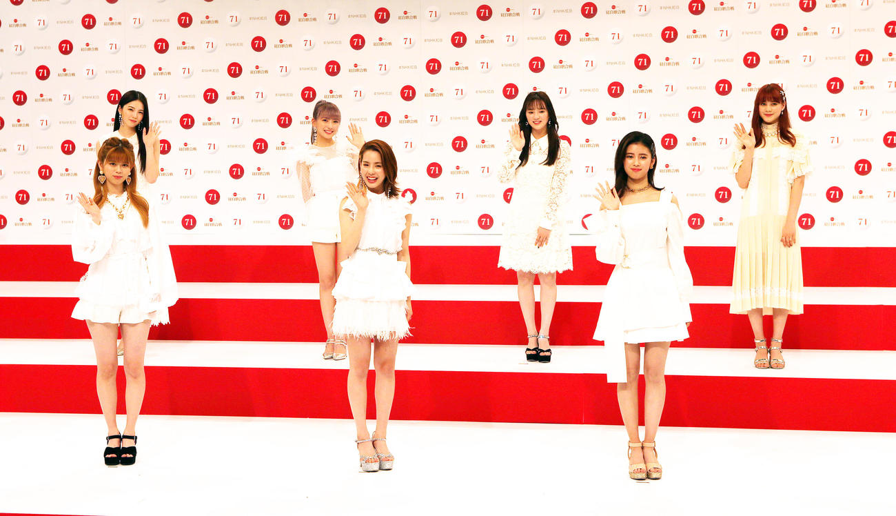 NiziUのメンバー。前列左からRIKU、MAKO、RIMA、後列左からAYAKA、MAYUKA、RIO、NINA（16日撮影）