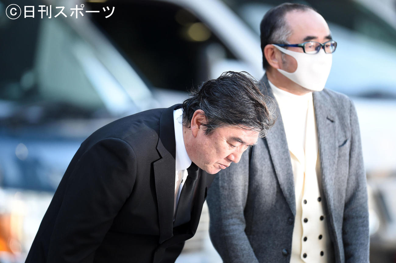 釈放され頭を下げる演歌歌手小金沢昇司容疑者（左）（撮影・横山健太）