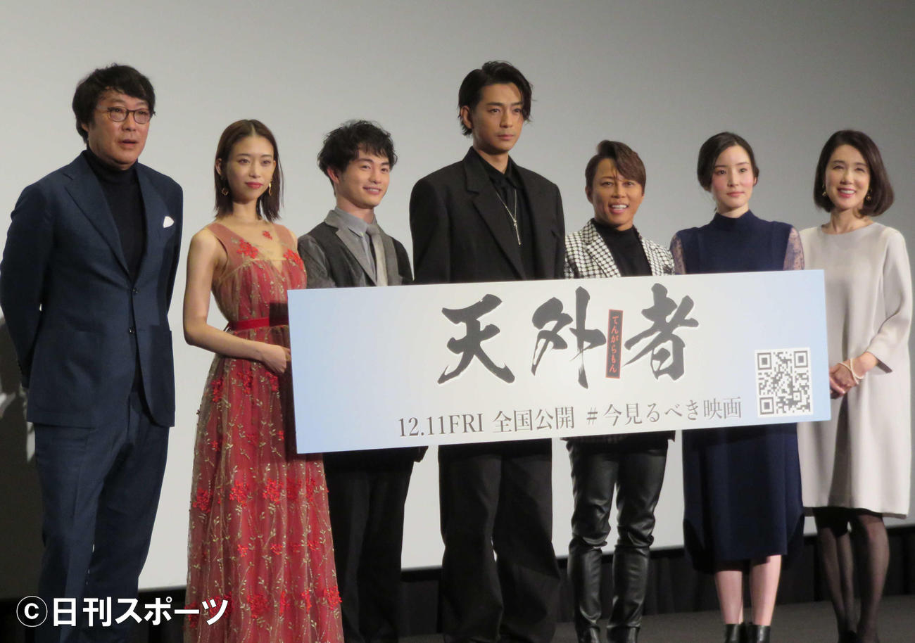 映画「天外者」完成舞台あいさつに出席した、左から田中光敏監督、森川葵、森永悠希、三浦翔平、西川貴教、蓮仏美沙子、筒井真理子