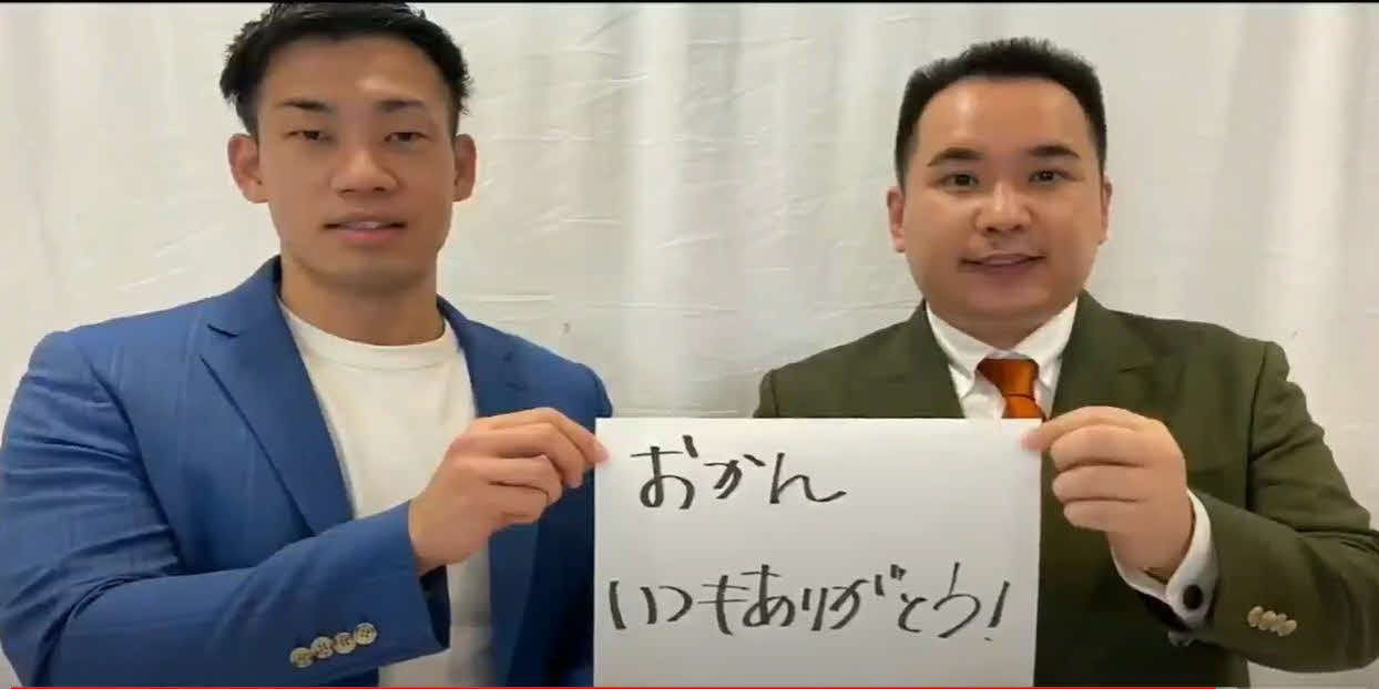 オンラインイベント「大阪・関西からエールを　笑顔の花咲くみんなの花火大会」で、感謝のメッセージを表すミルクボーイ内海崇（右）と駒場孝（左）（吉本興業提供）