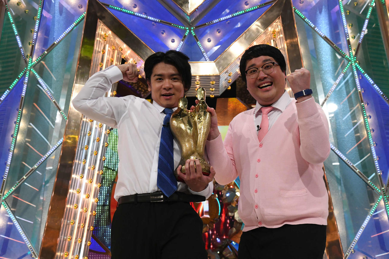 M－1グランプリ2020で優勝し、ガッツポーズする「マヂカルラブリー」の野田クリスタル（左）と村上（C）M－1グランプリ事務局
