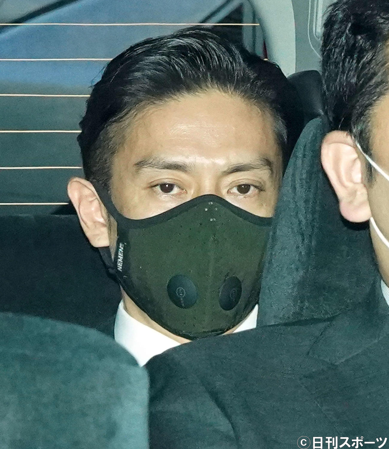 初公判を終え車に乗って東京地裁を出る伊勢谷友介被告（撮影・江口和貴）