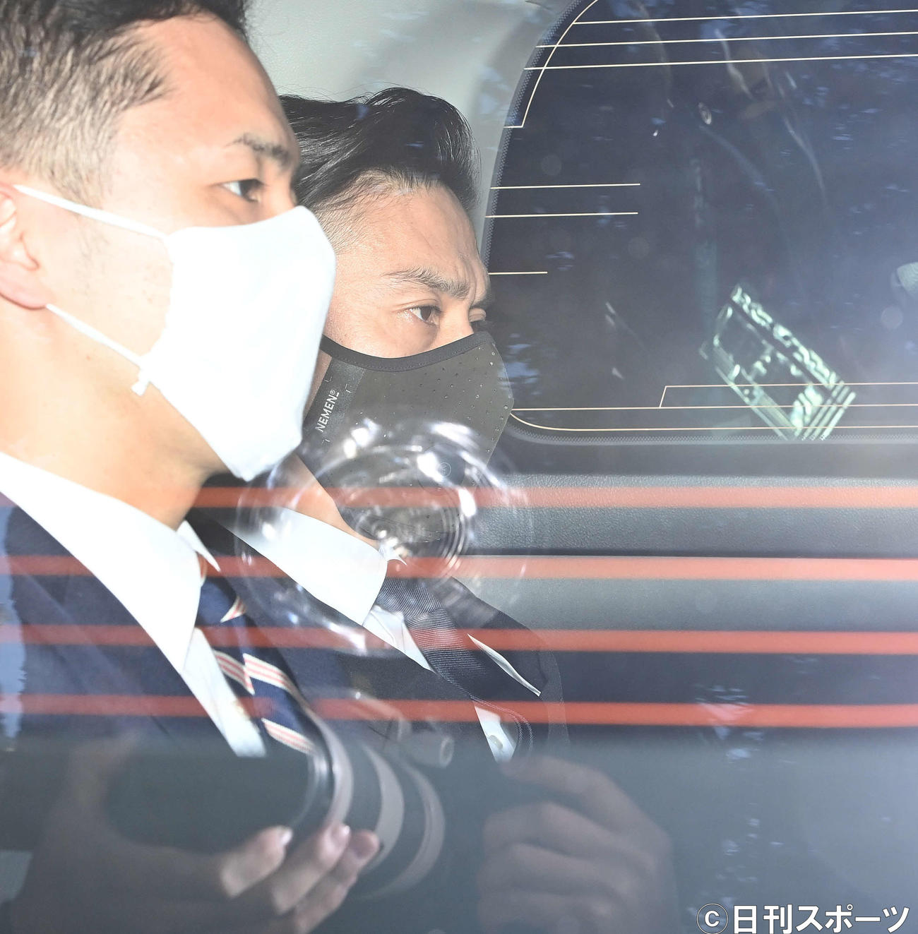 東京地裁から出る伊勢谷友介被告（奥）（撮影・鈴木みどり）