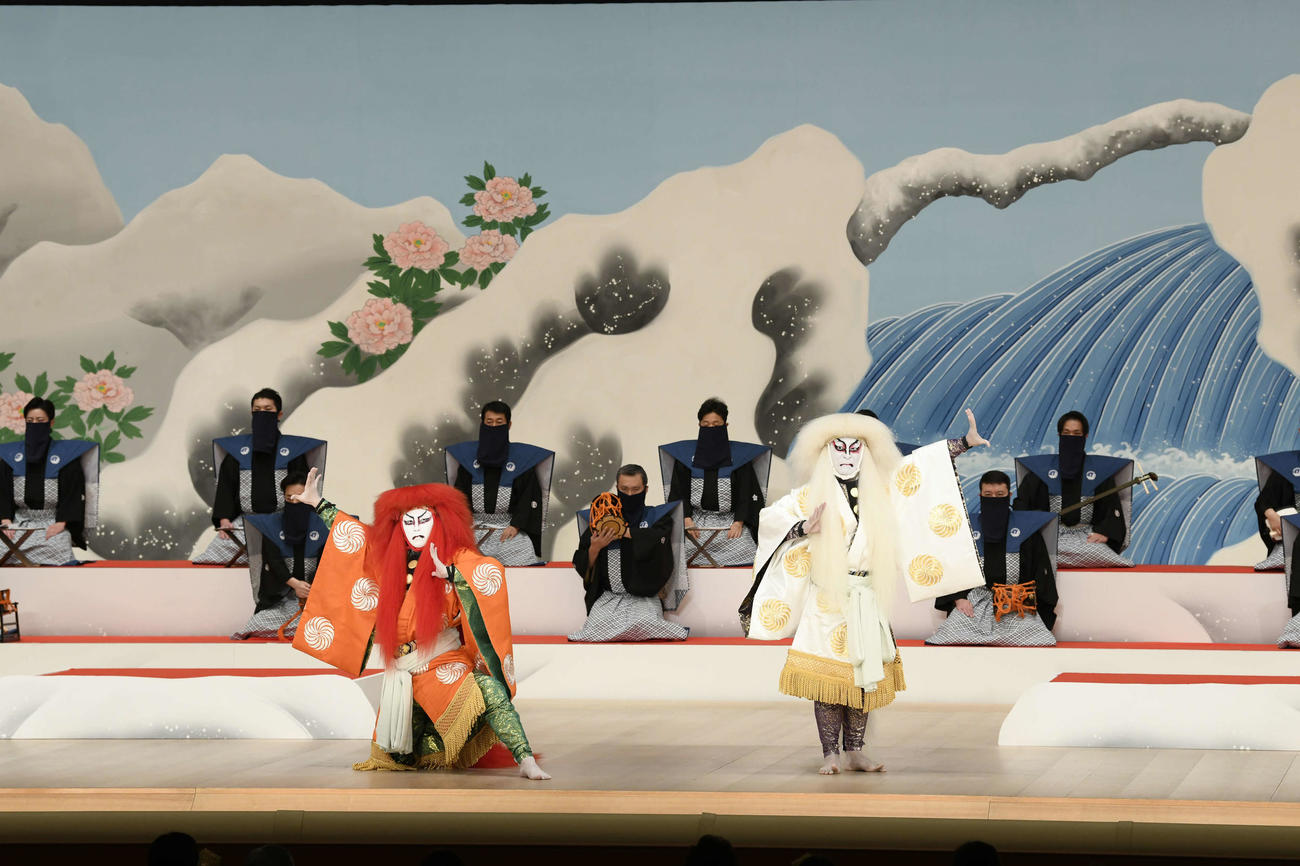 「十二月大歌舞伎」の初日、第1部「弥生の花浅草祭」に出演する、尾上松也（左）片岡愛之助