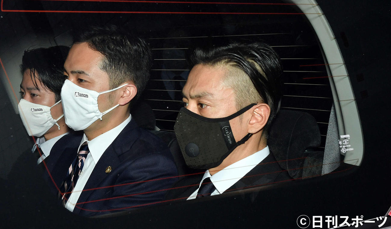 初公判を終え東京地裁を出る伊勢谷友介被告（手前）（撮影・滝沢徹郎）