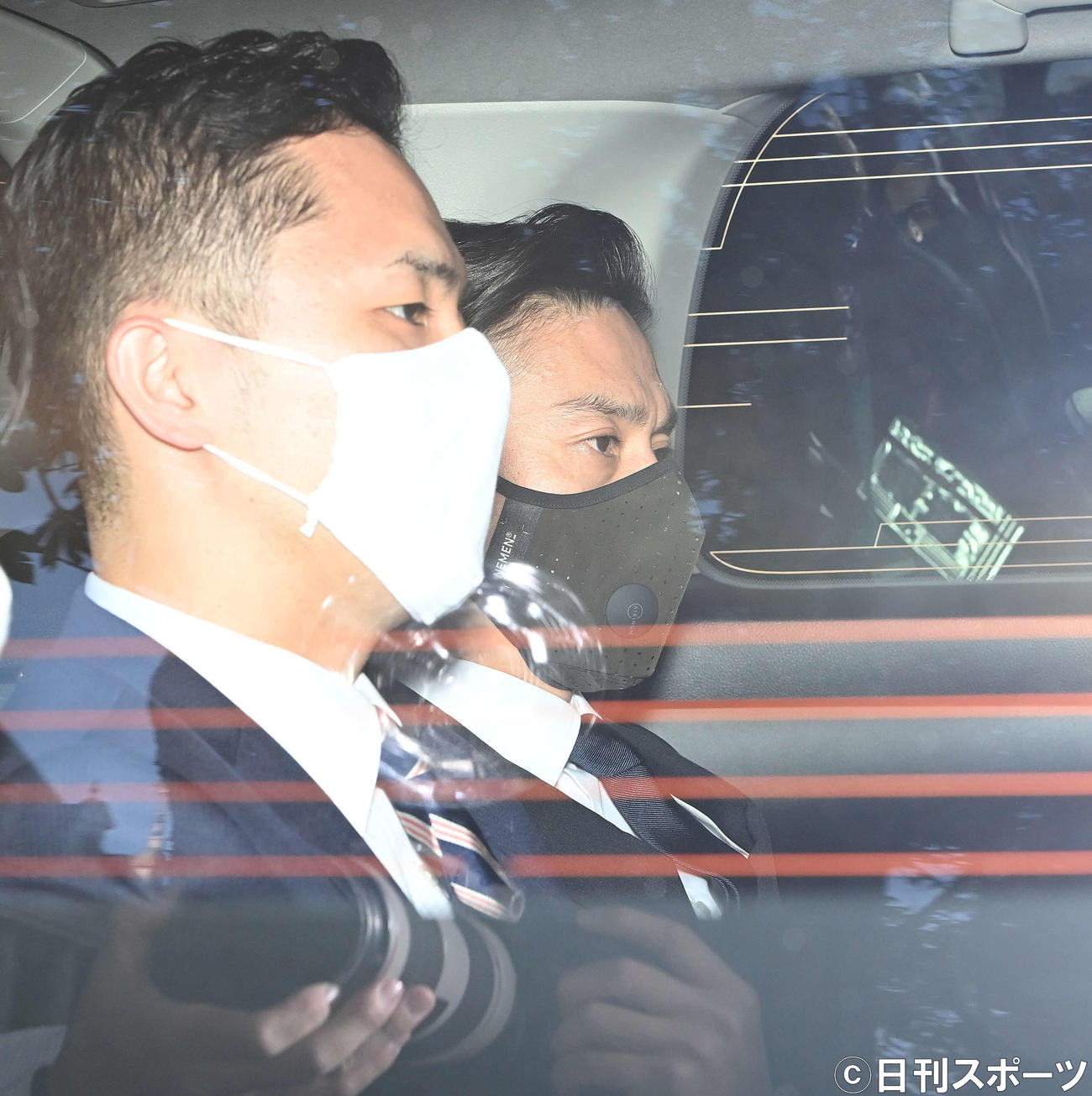 東京地裁から出る伊勢谷友介被告（奥）（撮影・鈴木みどり）