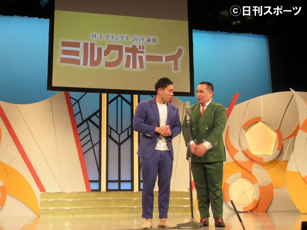 よしもと漫才劇場6周年記念記者会見で漫才を披露するミルクボーイ内海崇（右）と駒場孝（撮影・星名希実）