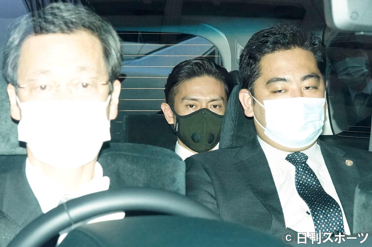 初公判を終え東京地裁を出る伊勢谷友介被告（中央）（撮影・江口和貴）