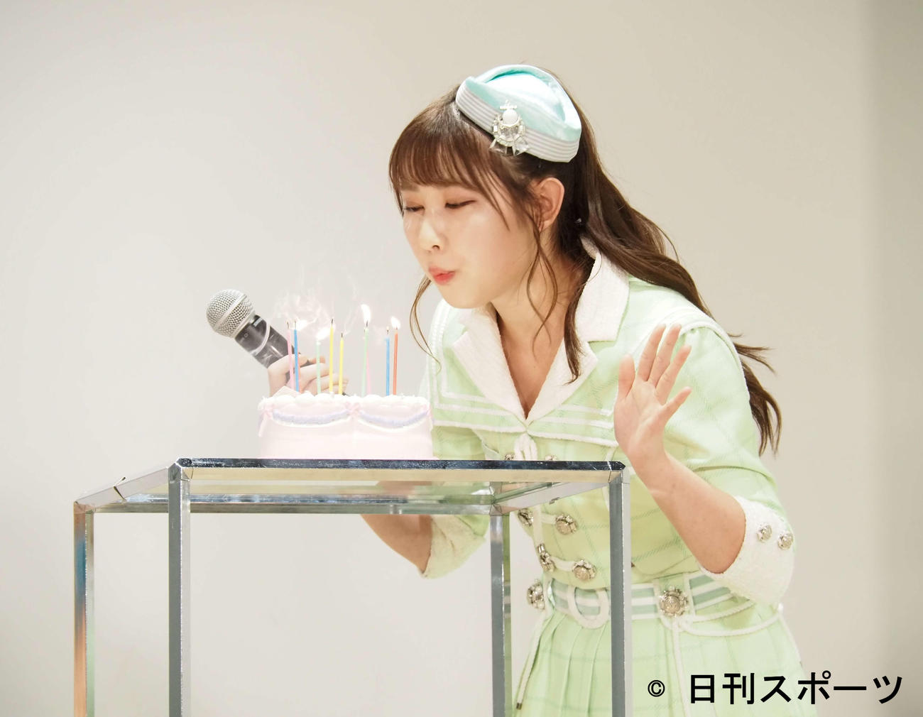 誕生日をケーキで祝福される＝LOVE（イコールラブ）山本杏奈（撮影・遠藤尚子）
