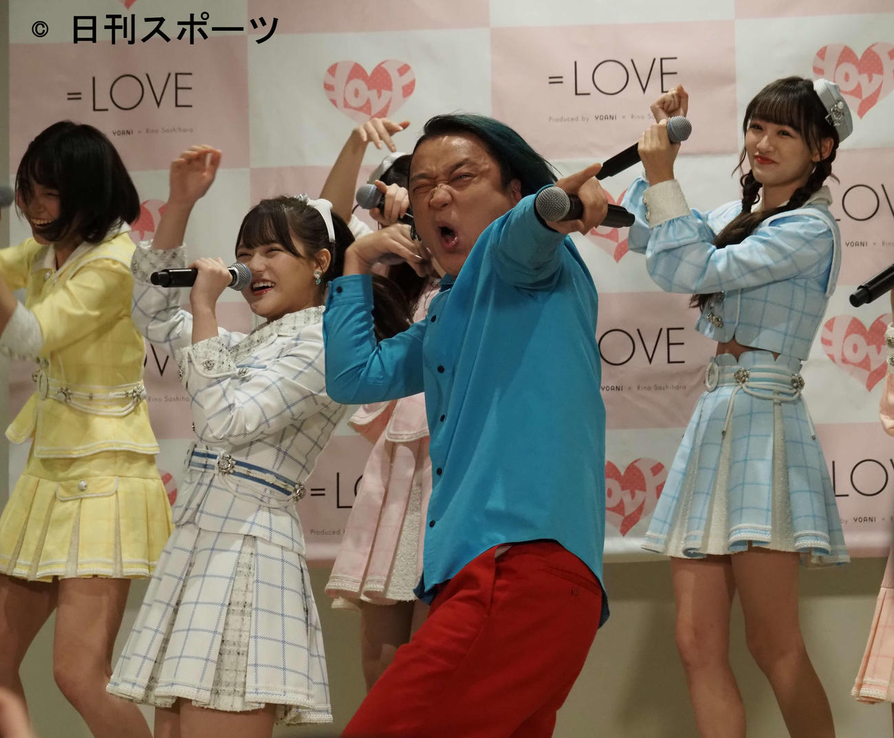 新曲「青春“サブリミナル”」発表会に出席した永野（中央）（撮影・遠藤尚子）