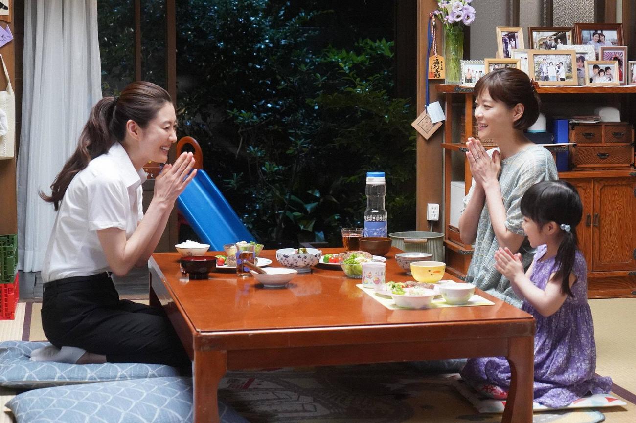万木朝顔（上野樹里＝中）は義理の姉の桑原忍（ともさかりえ＝左）、娘のつぐみ（加藤柚凪）と食事を共にした（C）フジテレビ