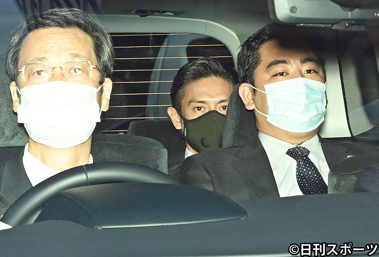 東京地裁から出る伊勢谷友介被告（中央）＝1日、午前11時47分（撮影・鈴木みどり）