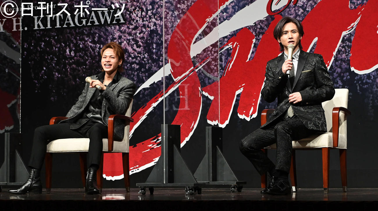 「Endless　SHOCK　Eternal」の記者会見で軽妙なトークをみせる堂本光一（右）と上田竜也（撮影・山崎安昭）