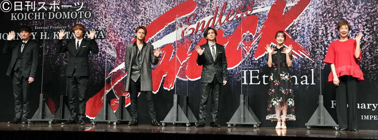 「Endless　SHOCK　Eternal」の記者会見で記念撮影に臨む、左から松崎祐介、越岡裕貴、上田竜也、堂本光一、梅田彩佳、前田美波里（撮影・山崎安昭）