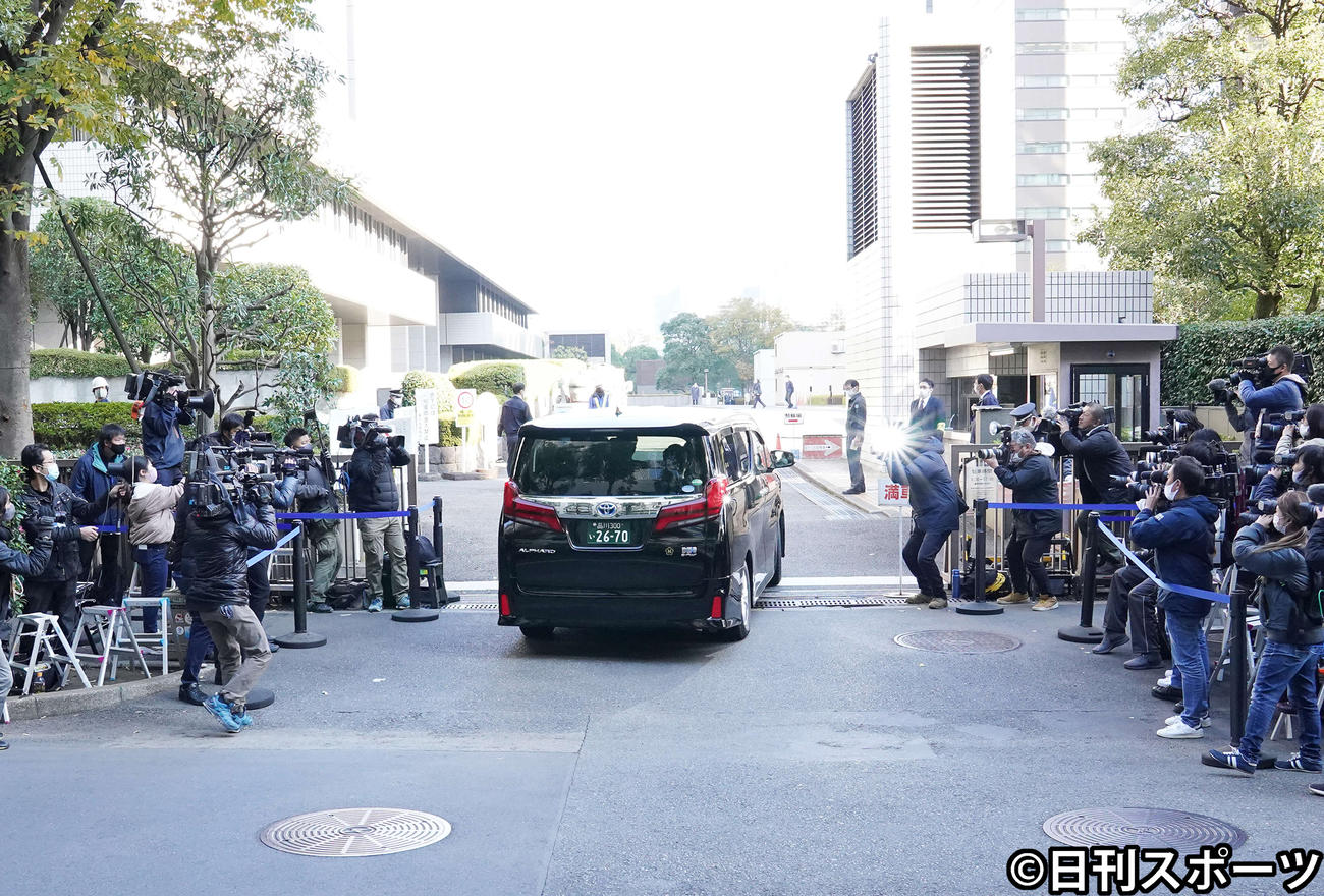 初公判のため東京地裁に入る伊勢谷友介被告を乗せた車（撮影・江口和貴）
