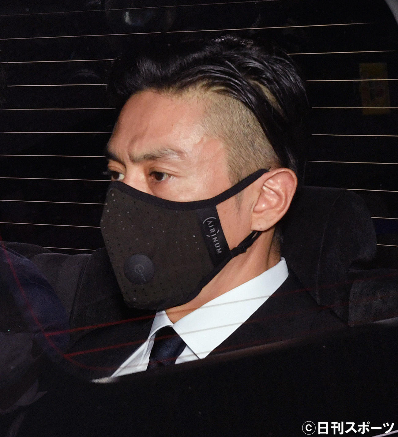 初公判を終え東京地裁を出る伊勢谷友介被告（撮影・滝沢徹郎）