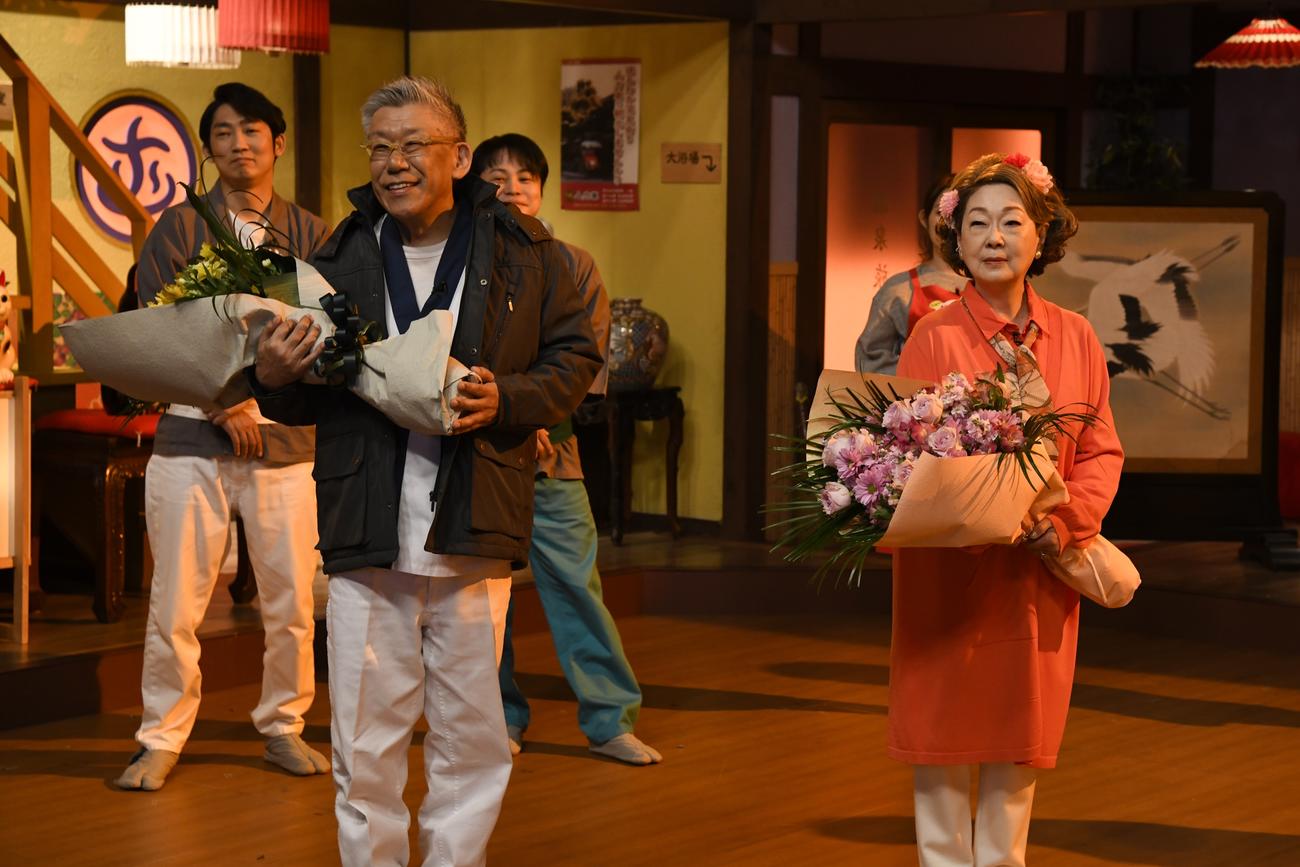 関西の人気番組「大阪ほんわかテレビ」を卒業し、花束を受け取った由紀さおり（右）と、笑福亭笑瓶
