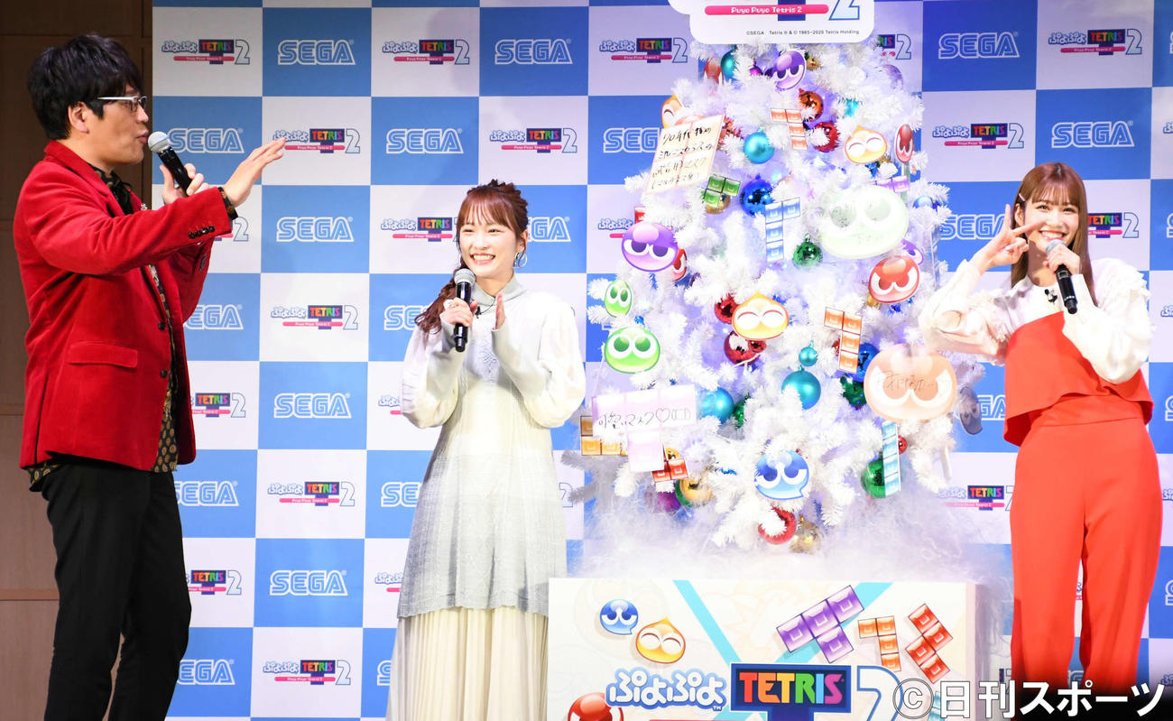 セガ「ぷよぷよテトリス2」CM発表会で古坂大魔王（左）のリクエストで「はっぴーす」を決める生見愛瑠（右）。中央は川栄李奈（撮影・大友陽平）