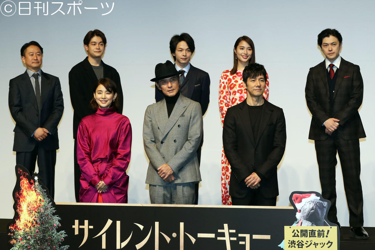 映画「サイレント・トーキョー」の公開直前イベントで記念撮影する、前列左から石田ゆり子、佐藤浩市、西島秀俊、後列左から波多野貴文監督、井之脇海、中村倫也、広瀬アリス、勝地涼（撮影・狩俣裕三）