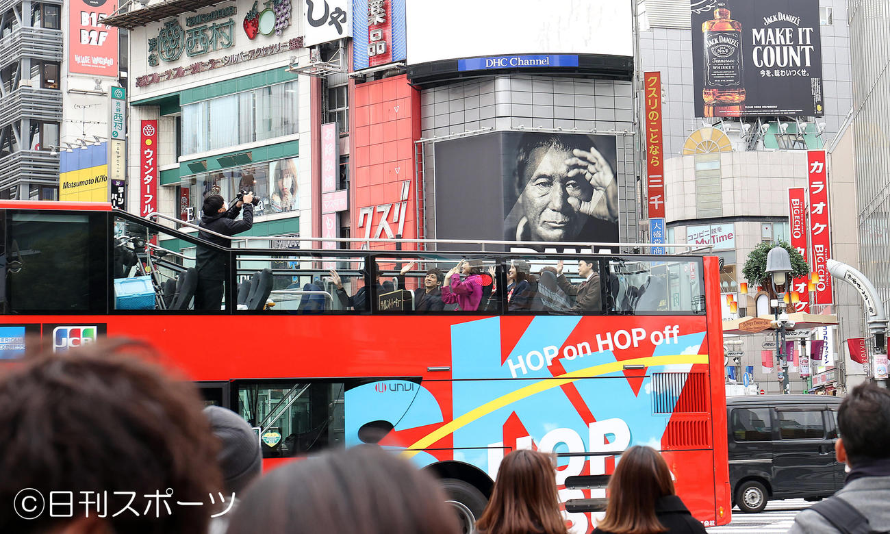 映画「サイレント・トーキョー」の公開直前イベントで舞台となった渋谷スクランブル交差点を2階建てバスで周遊する出演者たち（撮影・狩俣裕三）