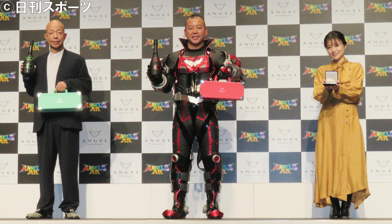 「高級シャンパン“ANGELCHAMPAGNE”ARアプリ誕生記念イベント」　左からバイきんぐ小峠英二、西村瑞樹、重盛さと美（撮影・佐藤勝亮）