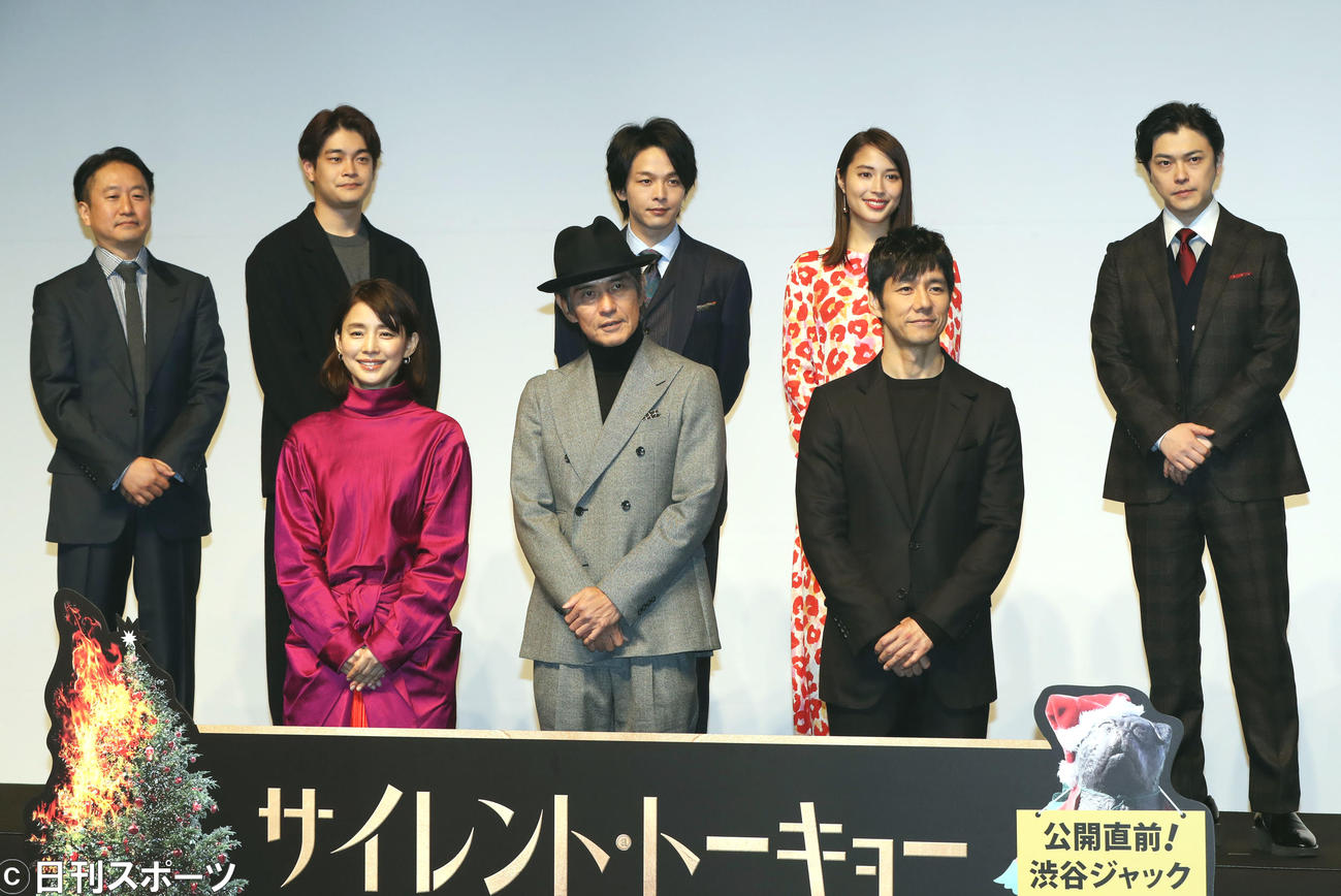 映画「サイレント・トーキョー」の公開直前イベントで記念撮影する、前列左から石田ゆり子、佐藤浩市、西島秀俊、後列左から波多野貴文監督、井之脇海、中村倫也、広瀬アリス、勝地涼（撮影・狩俣裕三）