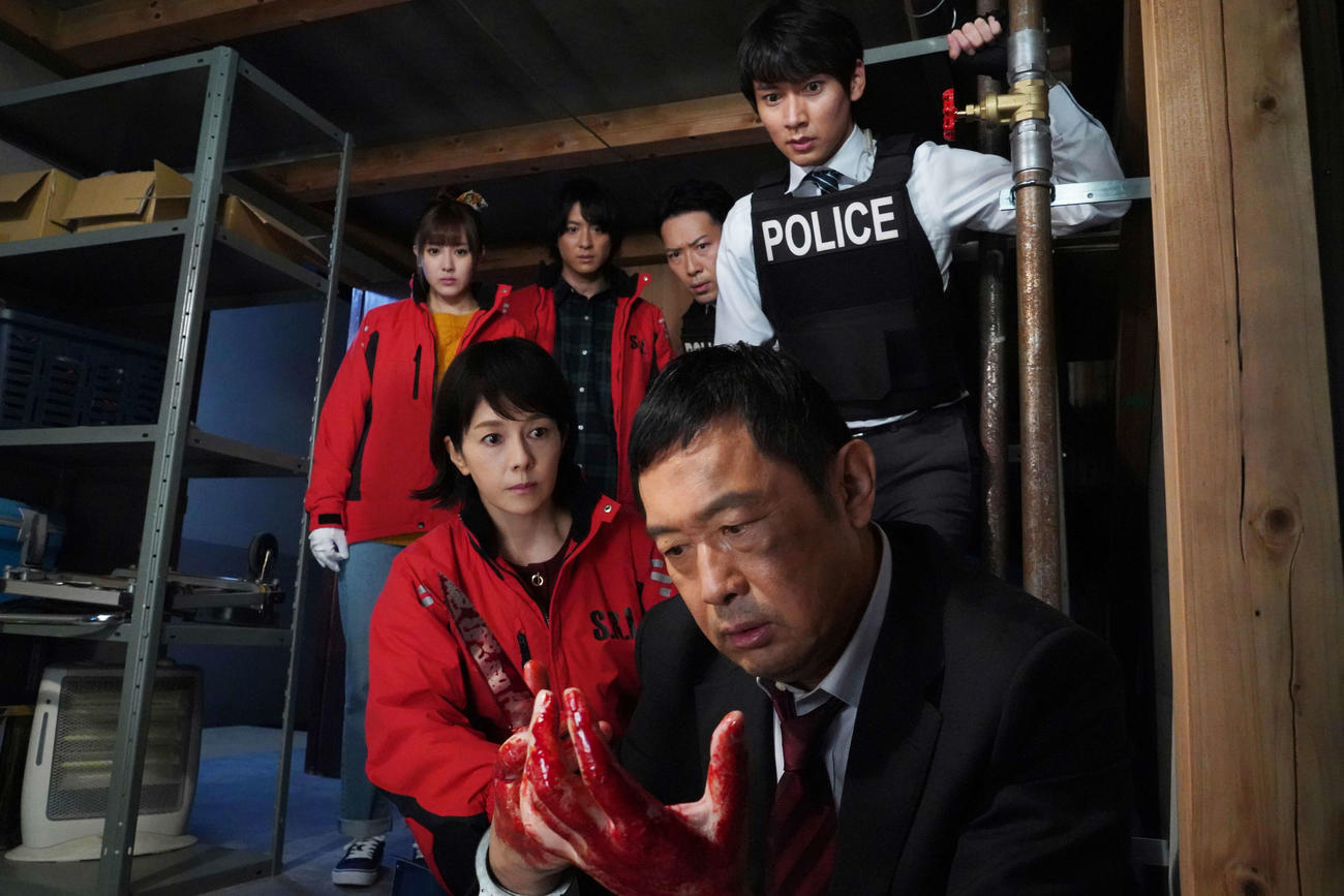17日に放送されるテレビ朝日系ドラマ「科捜研の女」最終回2時間スペシャルに出演する内藤剛志（手前）。後方は主演の沢口靖子