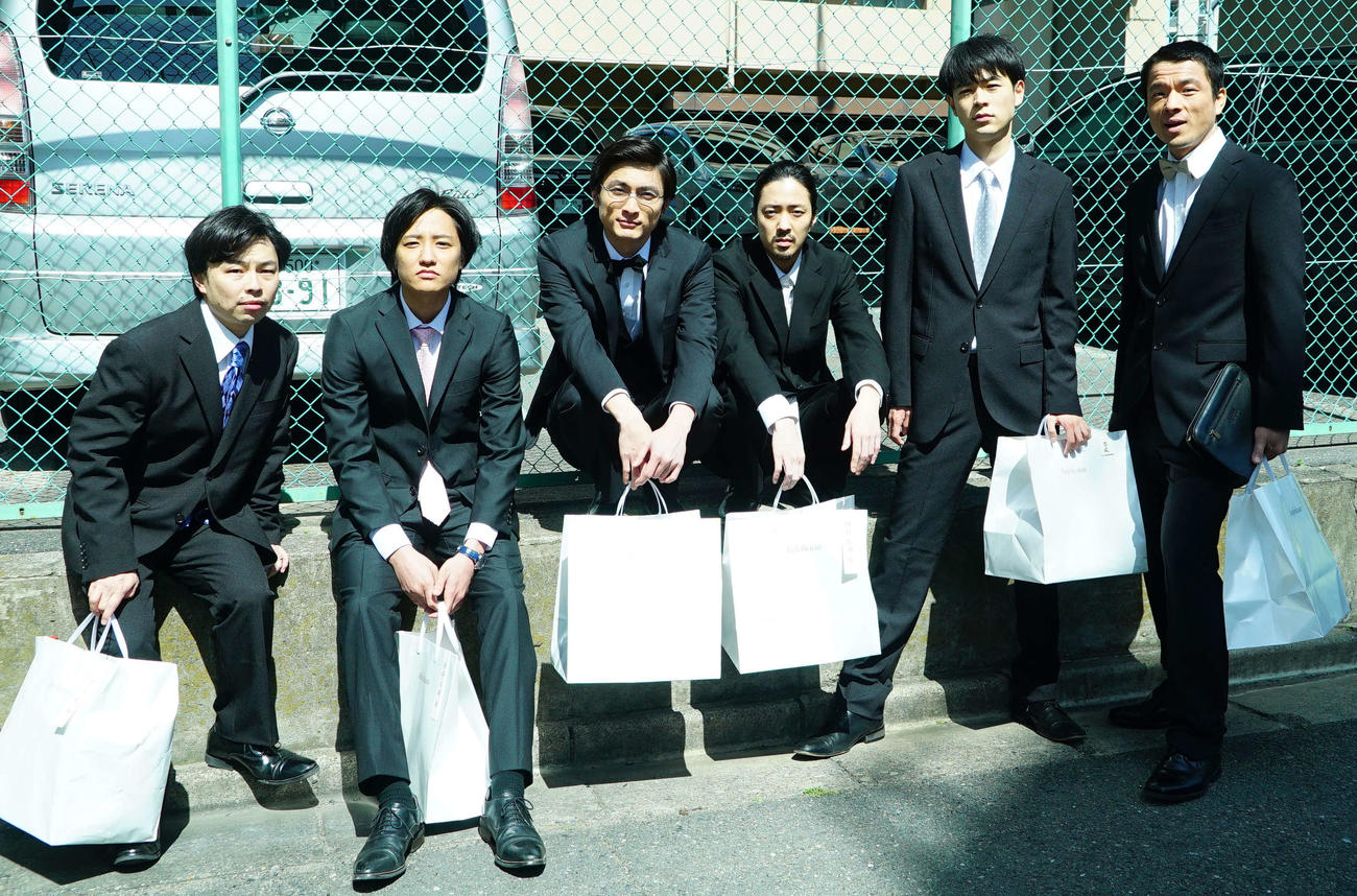 映画「くれなずめ」に出演する、左から浜野謙太、藤原季節、高良健吾、若葉竜也、成田凌、目次立樹（C）2020「くれなずめ」製作委員会