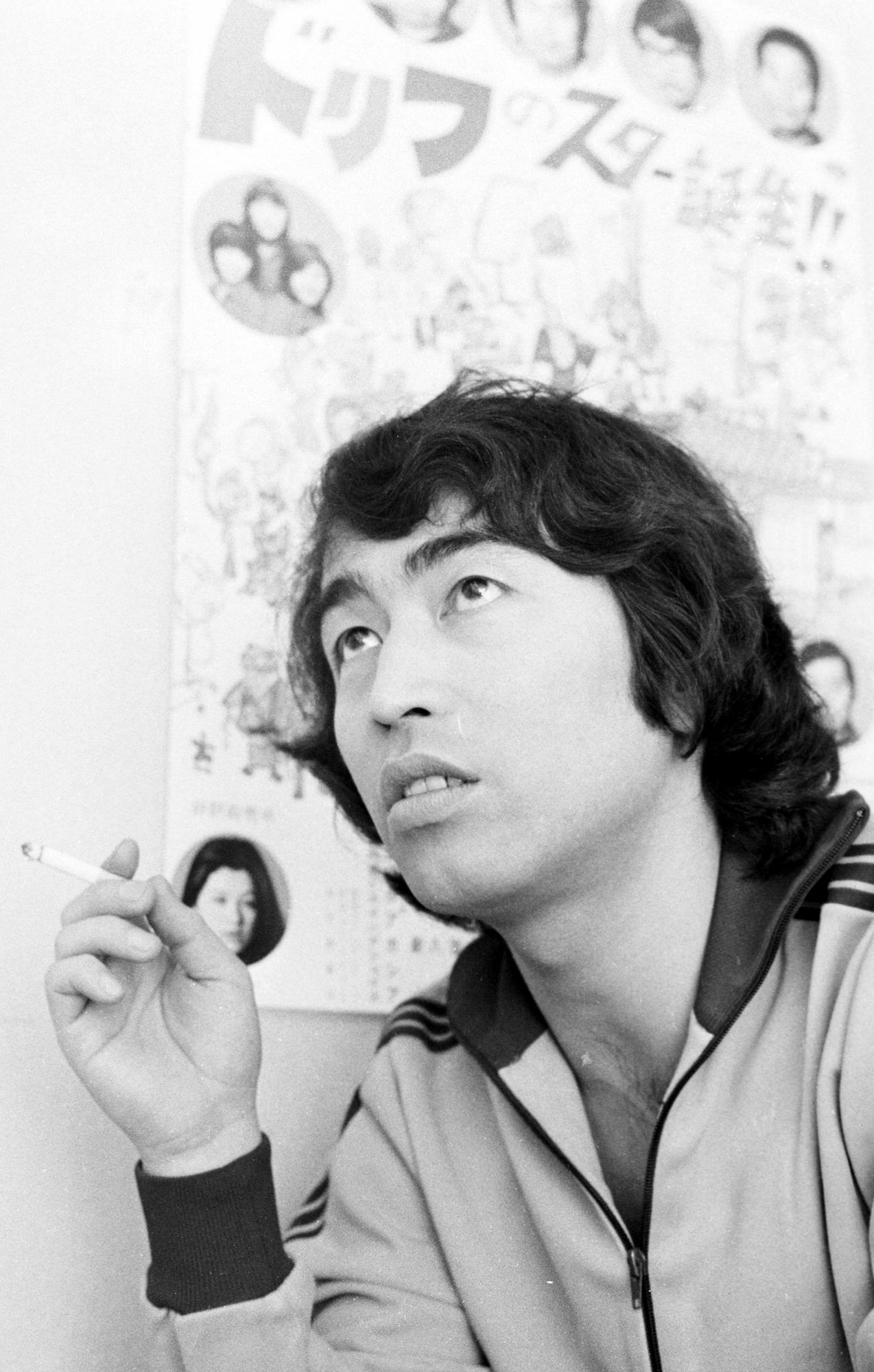 煙草を吸いながらインタビューに応じる志村けんさん（1976年撮影）