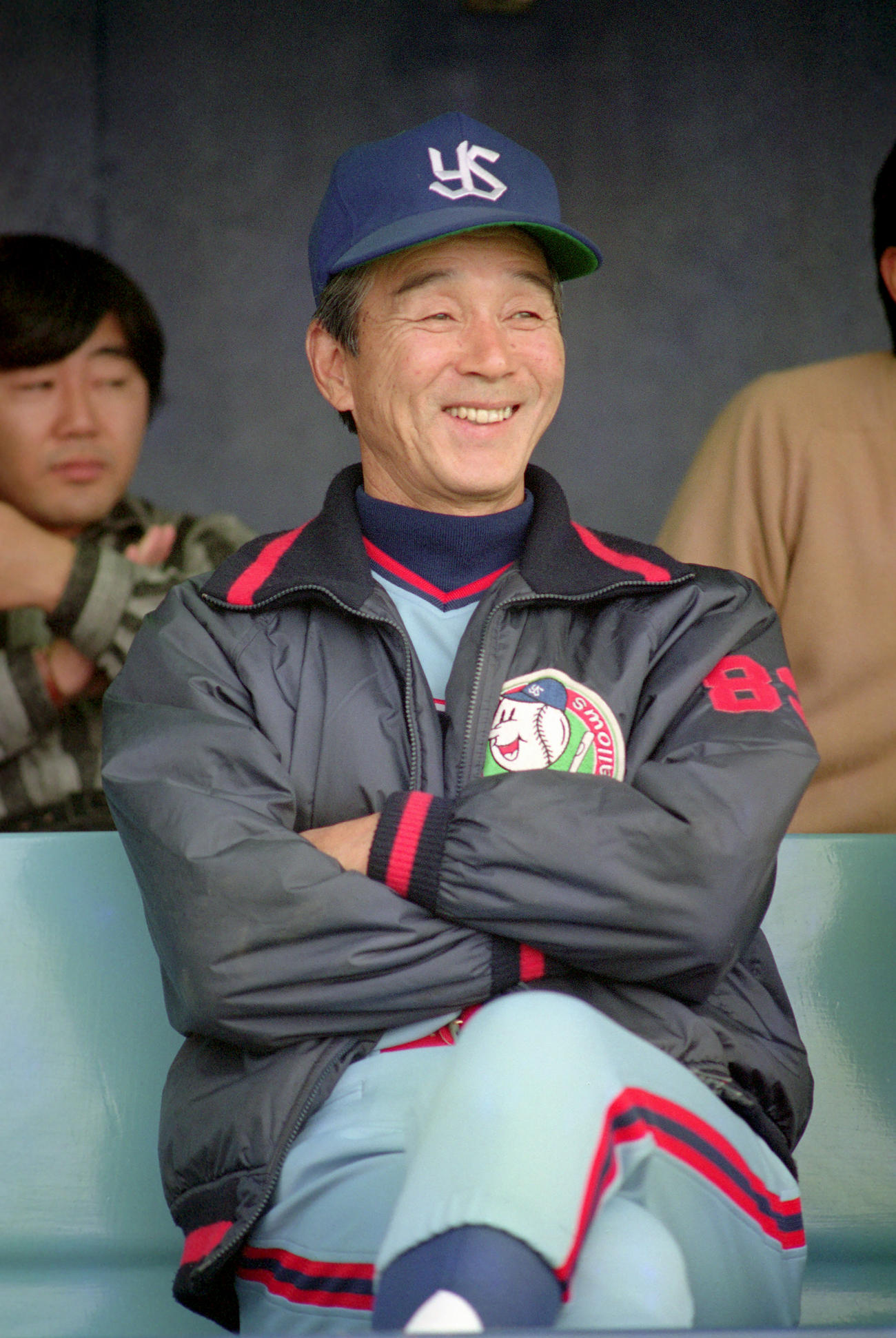 89年4月、ベンチで笑顔をみせる関根潤三さん