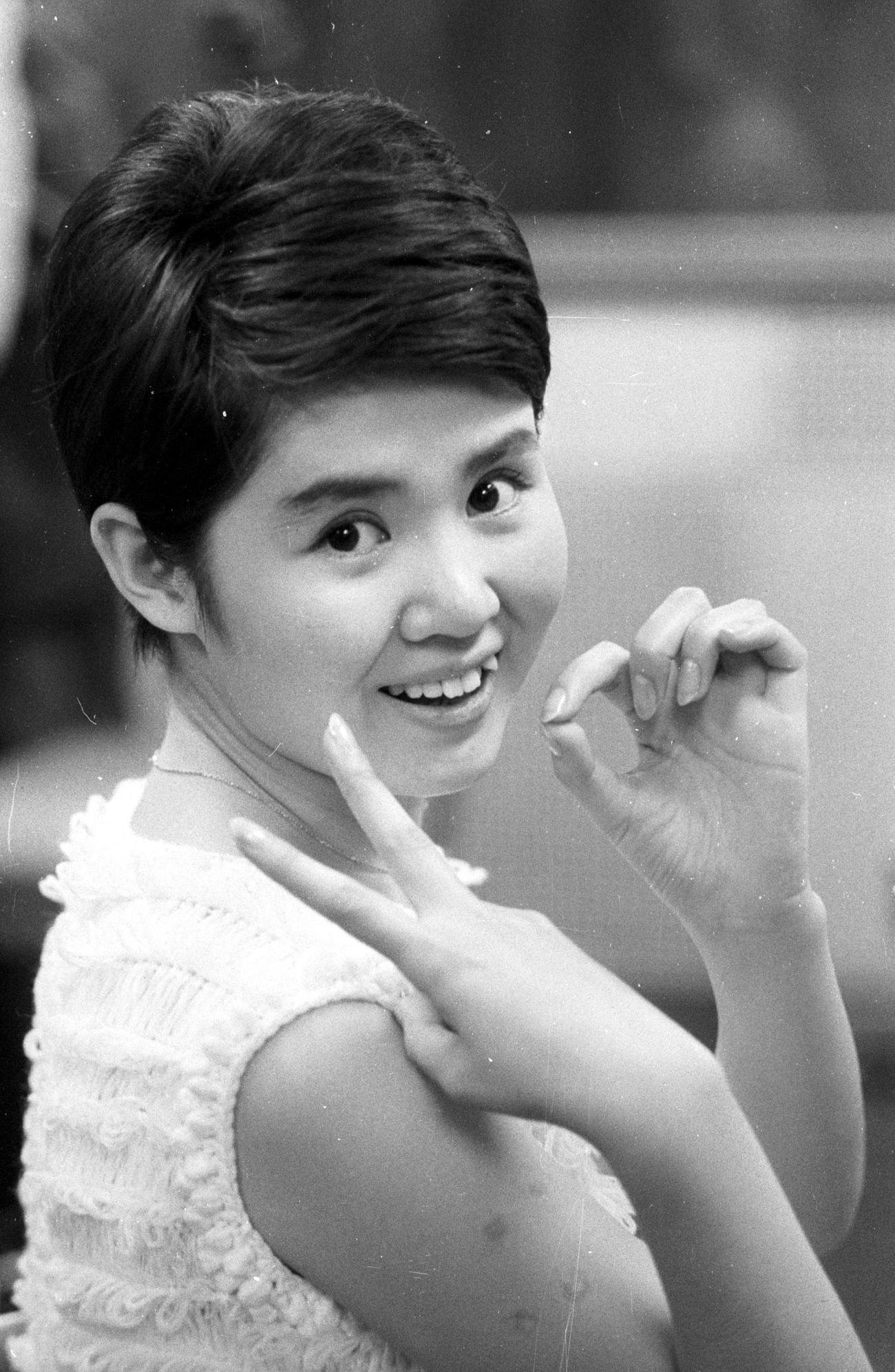 20歳になり「20」のポーズを決める梓みちよさん（1964年撮影）