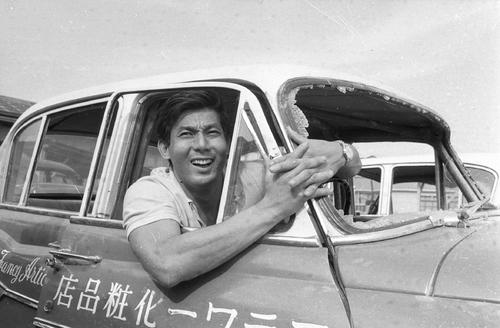 笑顔を見せる宍戸錠さん(1965年撮影)
