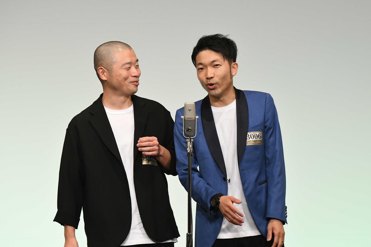 「M-1グランプリ2020」決勝進出を決めたアキナ。左が山名文和、右が秋山賢太(C)M-1グランプリ事務局