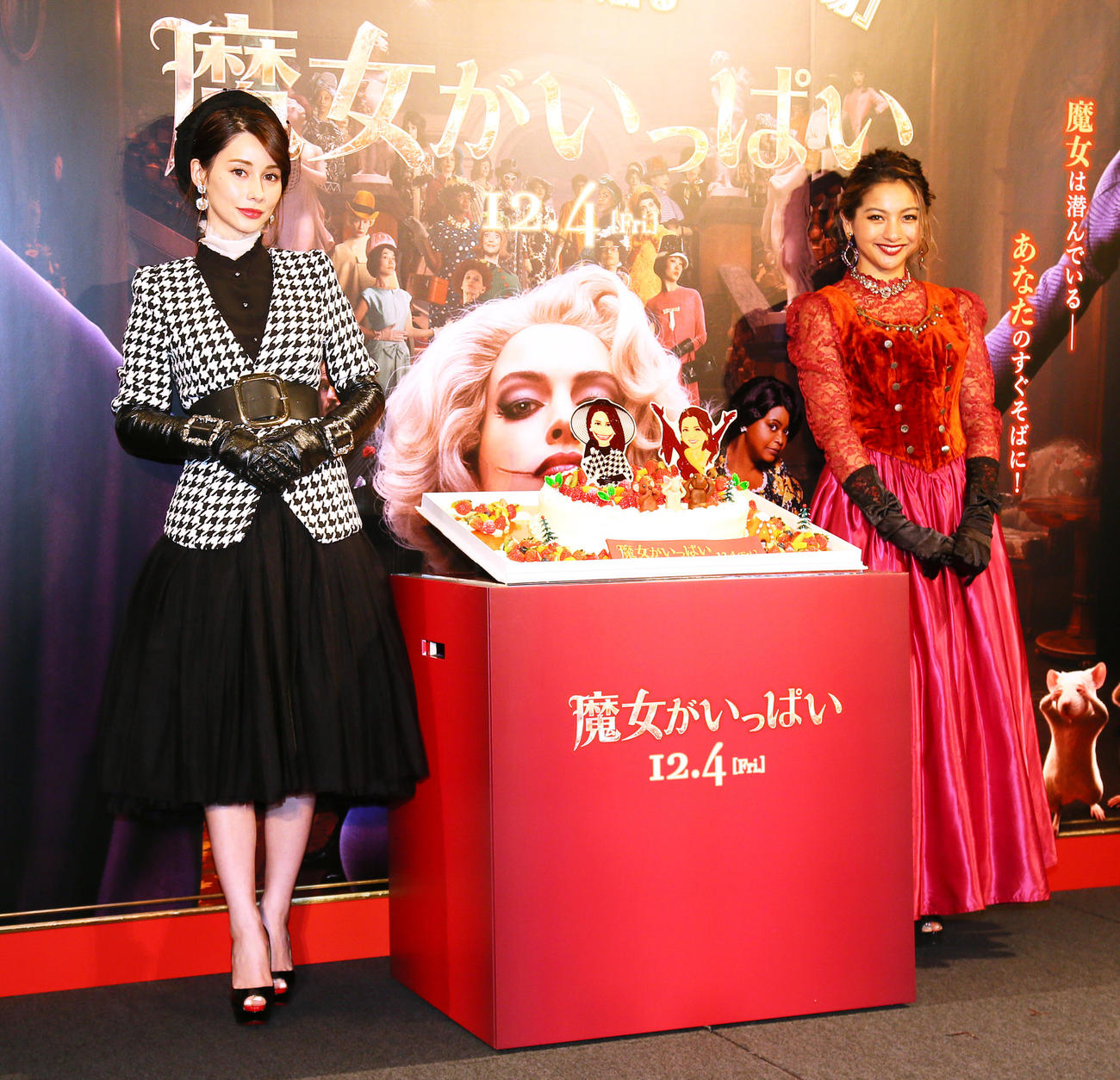 特製ケーキを前に笑顔を見せるダレノガレ明美（左）とゆきぽよ（撮影・足立雅史）